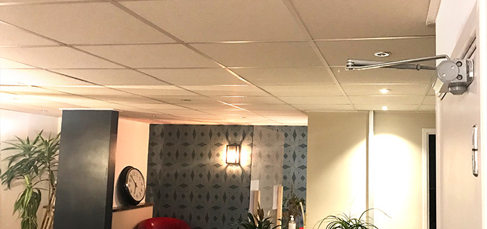 plafond rénové avec dalles pour faux plafond couleur sable